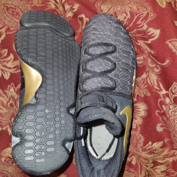 Black and gold KD tennis shoes - Picture 4 of 5